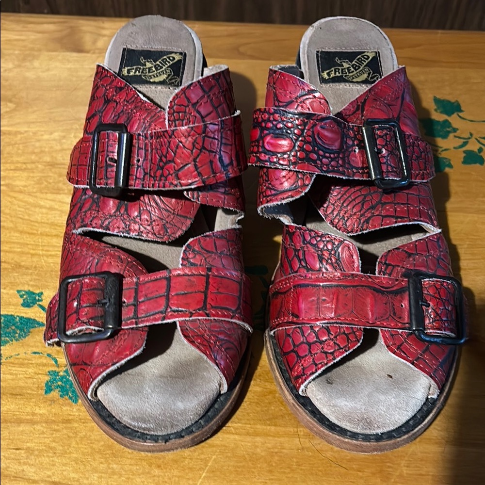 Freebird caprice size 8  Red Croc-Embossed Buckle Sandals